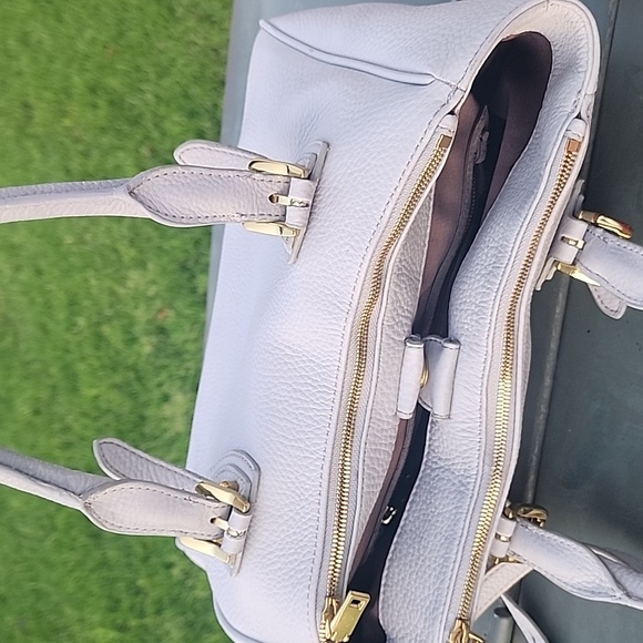 Elegant Gray Leather Handbag - Picture 15 of 16